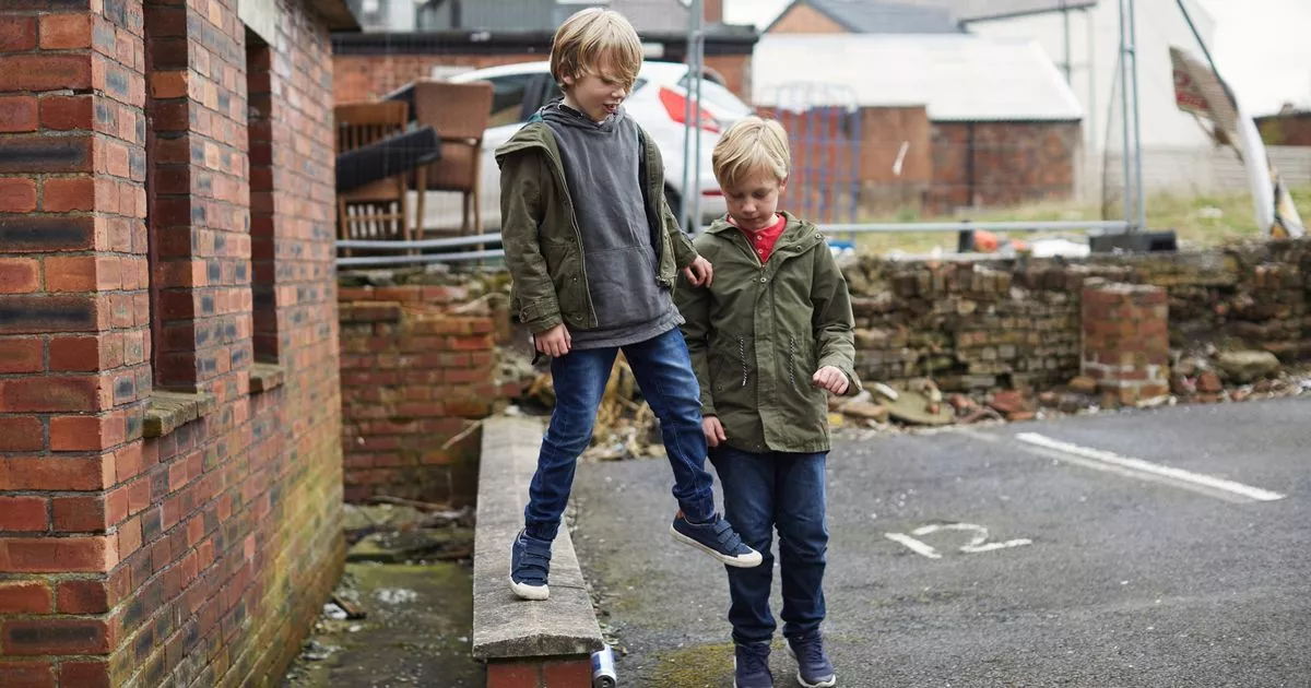 acceptable-age-for-liteting-children-play-exterior-by-myself-as-easter-holidays-reach