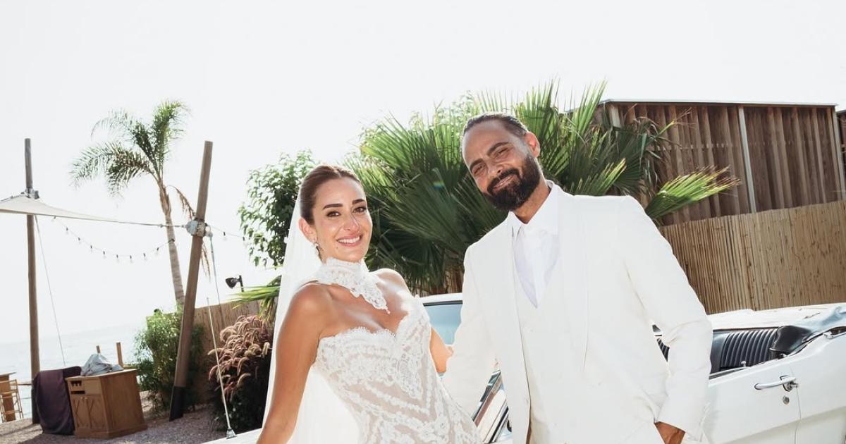 بعد زفافها الأول في مصر، أمينة خليل تحتفل مجددًا بحفل زفاف ثانٍ على أحد شواطئ اليونان أجواء…