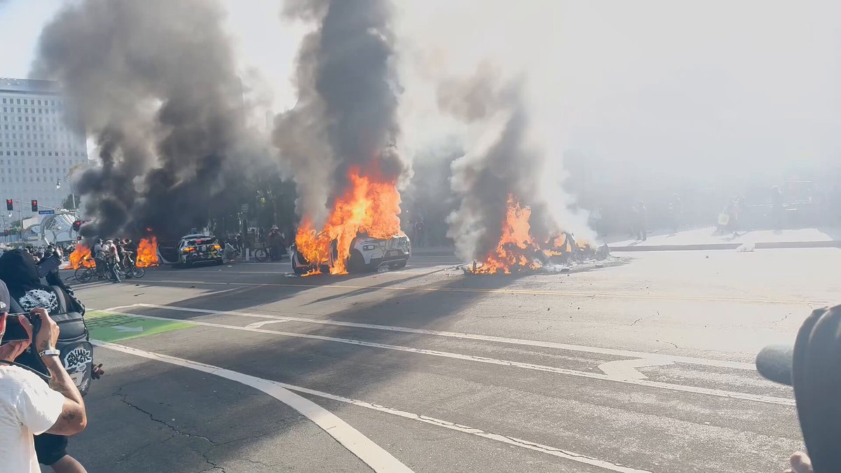 فيديو | محتجون في لوس أنجلوس يستدعون عبر أحد التطبيقات سيارات أجرة ذاتية القيادة ويشعلون…