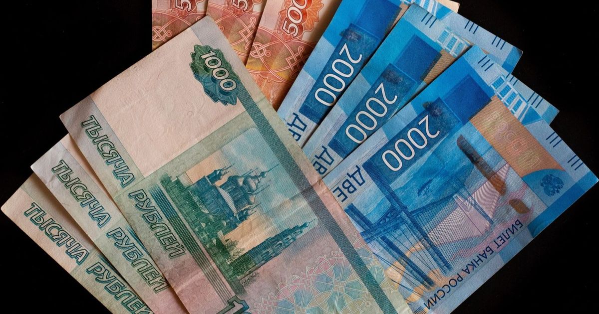 How did the Russian ruble challenge the sanctions and overcome expectations against the dollar in 2025?