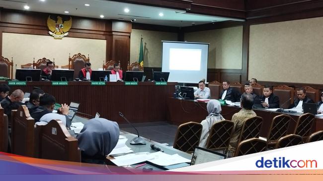 Witnesses say the income of sugarcane farmers is reduced when Tom Lembong imports sugar