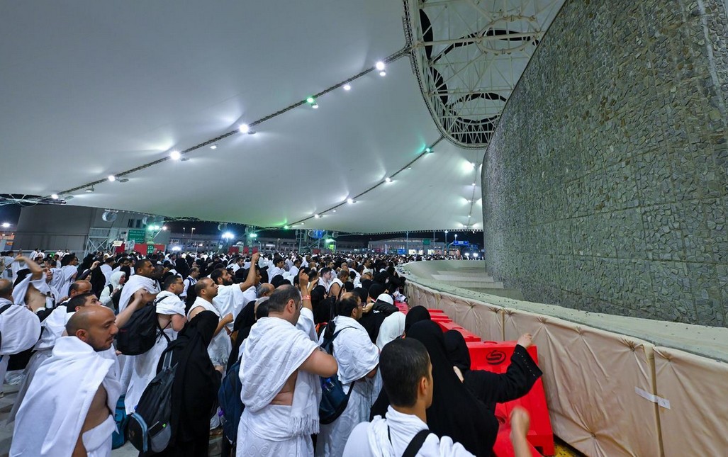 الحجاج-يؤدون-رمي-الجمرات-في-أول-أيام-عيد-الأضحى