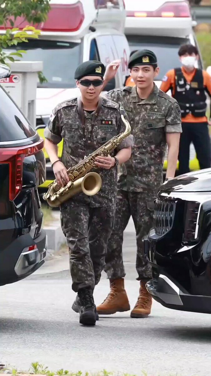 كيم نامجون RM وكيم تاي هيونغ من فرقة BTS ينهيان الخدمة العسكرية في لحظة طال انتظارها من ملايين…