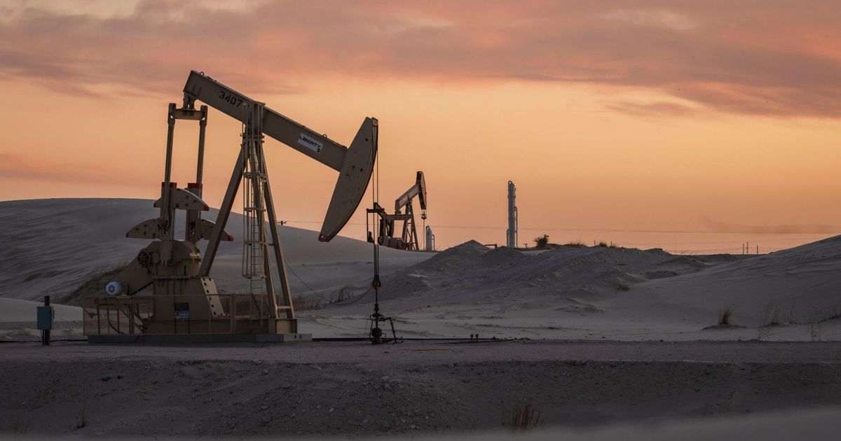 Oil decreases for the second day amid the development of US commercial policy