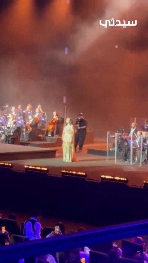 وسط تصفيق حار.. لحظة دخول الفنانة أنغام وترحيب الحضور بها خلال حفلها ضمن فعاليات حفلات عيد…