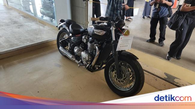Moge Triumph and LV bags of Rafael Alun Laku this auctioned KPK