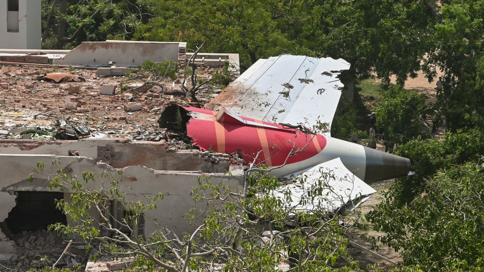 Air India Plane Crash: Shah Rukh Khan Heartbrokes After Ahmedabad tragedy – ‘My prayers for the victims’ | Mint