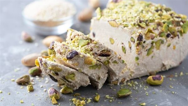 تمدك-بالطاقة.-طريقة-عمل-الحلاوة-الطحينية-في-المنزل-السادة-والمكسرات