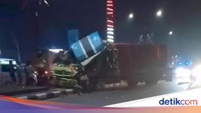 2 collision trucks and then caught in a road divider in Bogor, drunk driver