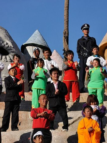 Mysterious Village, where people dwarf live!