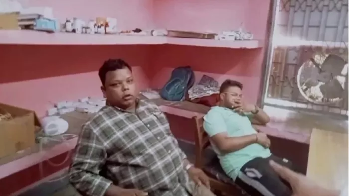 State hospitals in the possession of private employees in Lakhimpur, sometimes oxygen and sometimes in the name of medicine – private employees dominating in government hospitals.