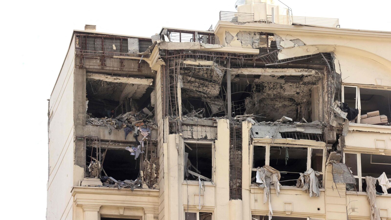 Israel hits Iran: at least 78 dead, 329 injured; Loud explosions heard of Iranian military air base – 5 points | Today news
