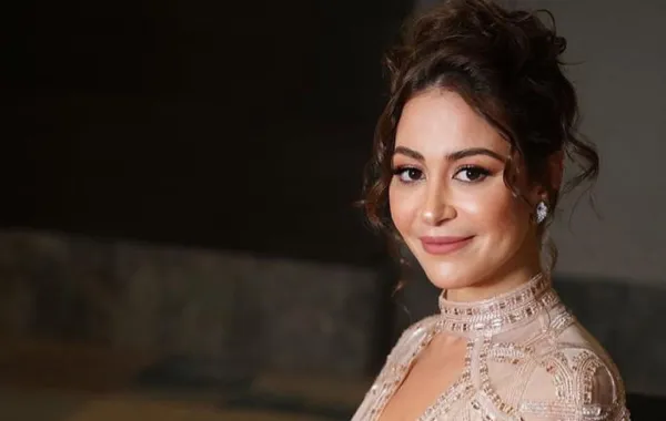 مع دقات الصاجات .. منة شلبي تشعل الأجواء في حفل زفاف منة عدلي القيعي