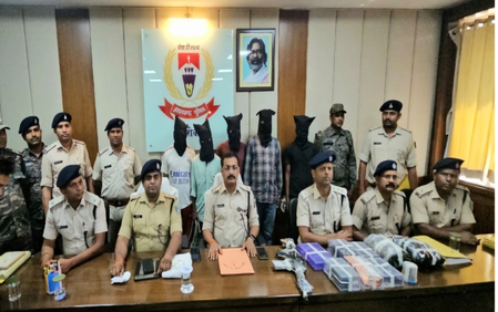 Five Naxalites have been arrested with US rifle and other weapons in Hazaribagh