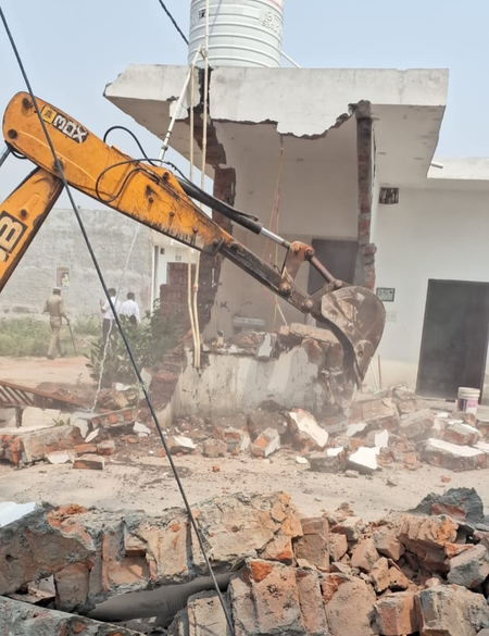 Noida Authority has freed the possession of land from government, bulldozers have an illegal plot of 6 crore