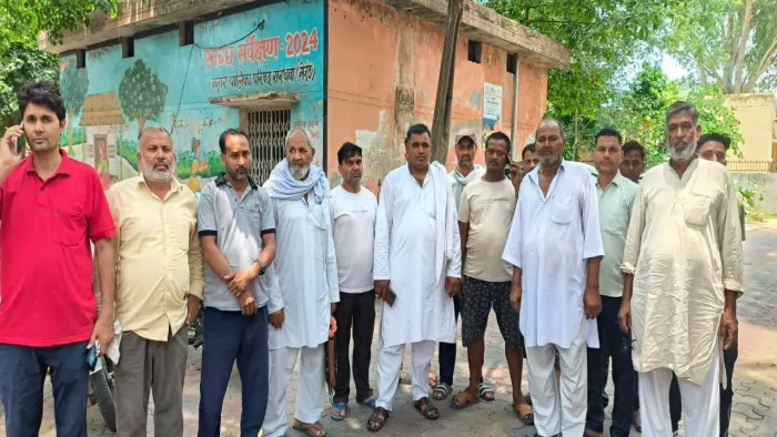 This thing made the land of the cemetery, and the villagers were provoked after seeing the town – residents who are angry about illegal exceeding the cemetery country