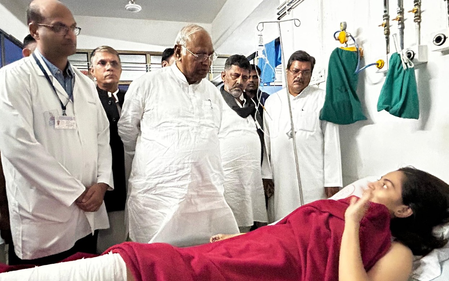 The delegation of the congress met the victims of Ahmedabad aircraft crash, the demand for government sensitivity