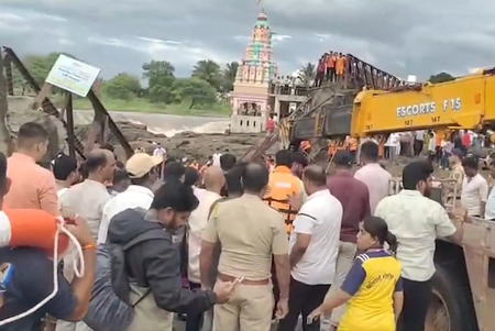 Four people drowned due to the breakdown of bridge in Pune, and rescue operations are still looking for missing people (Lead-1)