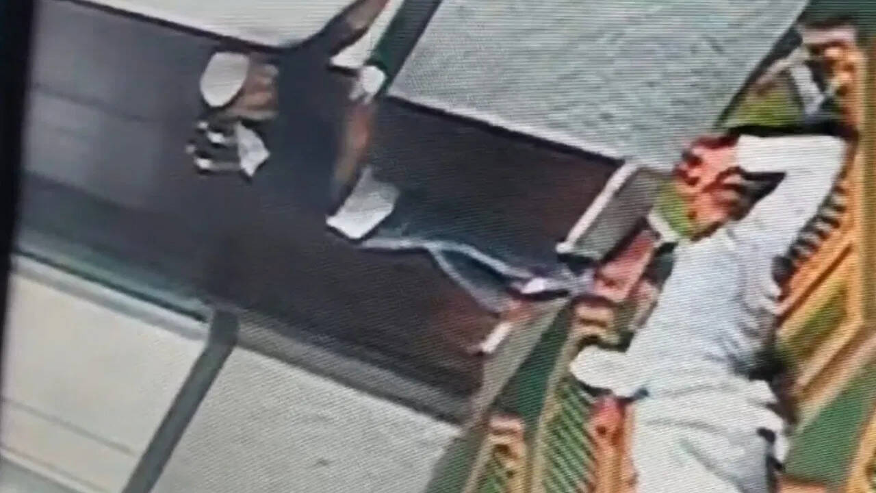 Thieves entered the mosque as Namaji: the stealing of cell phones during Namaz, the incident was captured in CCTV