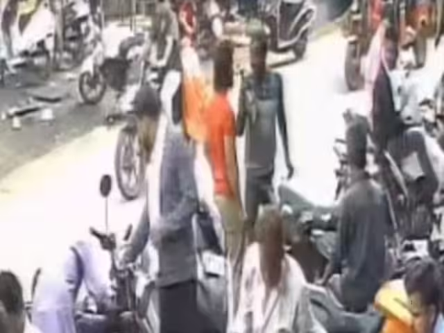 Two mechanics collided in the store, 1 killed, heartbreaking incident in CCTV captured