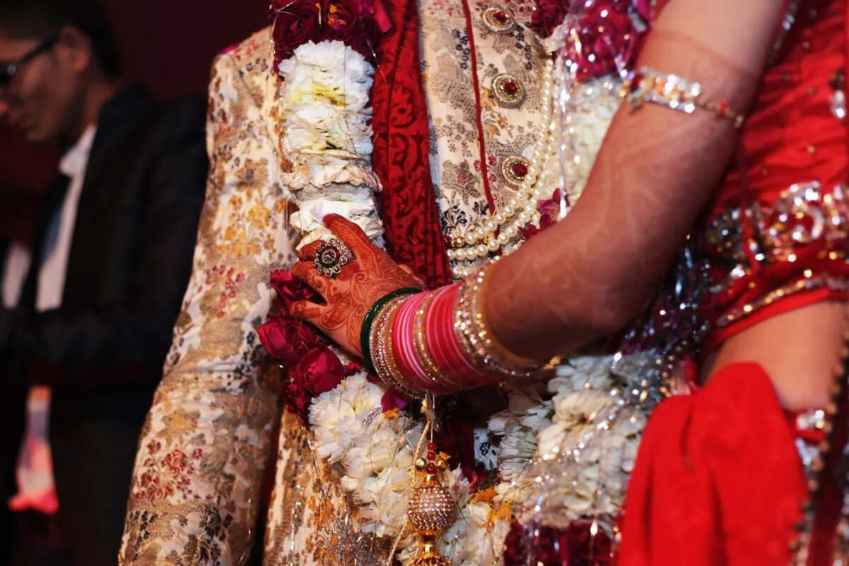 Sonam-Muskan’s so much fear, the man picked her up with her lover, her husband married her herself and said, “Must be alive now!”