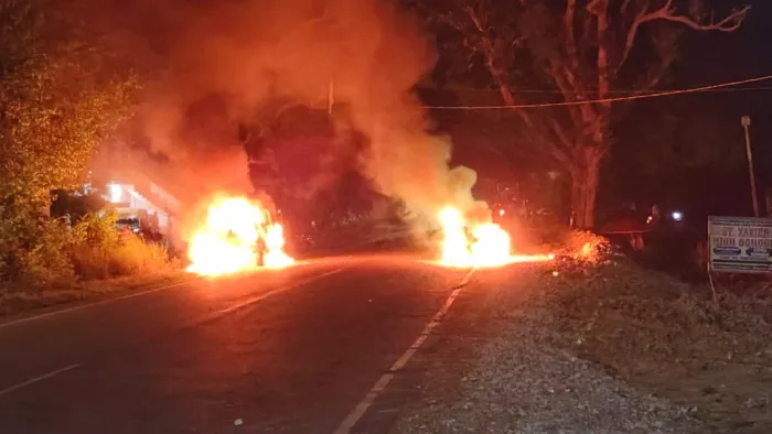 Bikes and Bolero burned on the road in a dispute of two towns in Basti, people escaped and saved their lives; Accused in police custody – Basti Bike Bolero set fire to fire after dispute 5 was detained