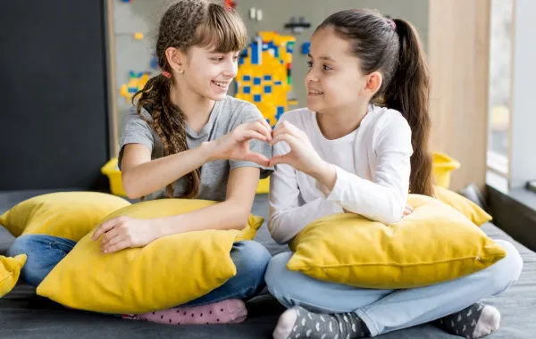 كيف يُفرق الطفل بين الصداقة الحقيقية والسامة؟