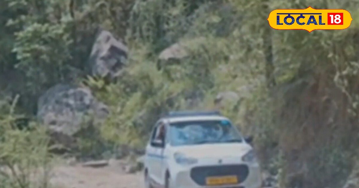 Dharamshala News: Road to the road even after independence! Patients on the shoulder wear