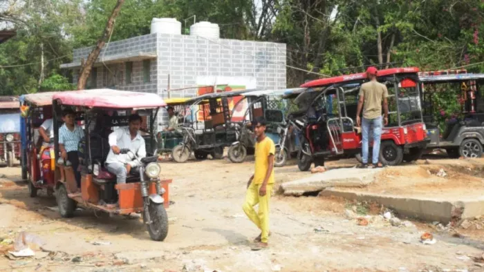 This big game that takes place in Delhi is being restored to Mafia E-Rickshaw drivers; But no action is being done – NCR illegal e rikja parking on government country South Delhi Mafia