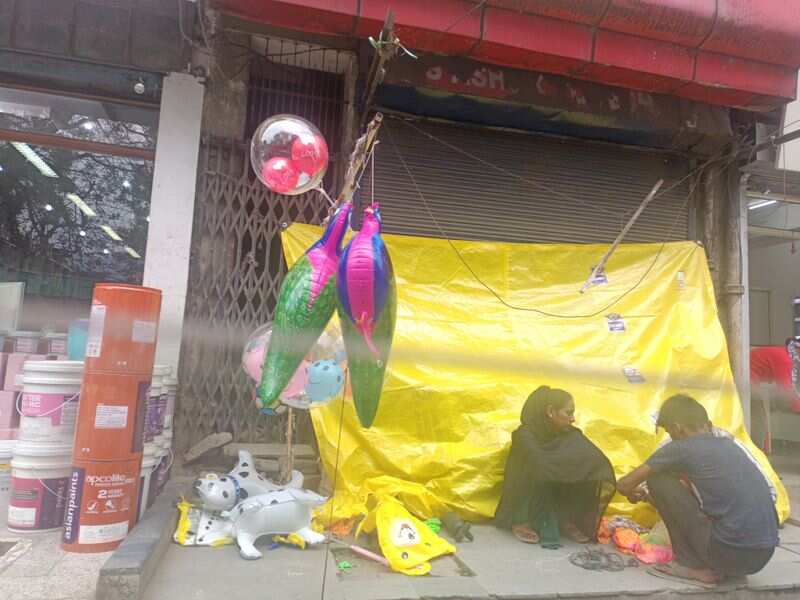Crowd street vendors threw in the streets of Solan in front of the Shulini Fair