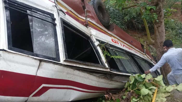 Big road accident in Mandi, Himachal Pradesh! Bus filled with passengers that fell in 200 feet of ditch seriously injured 2 20 people