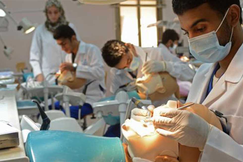 القصة الكاملة ل أزمة 2000 طبيب أسنان رفضتهم الدول العربية بسبب شهادات غير معترف بها دوليًا