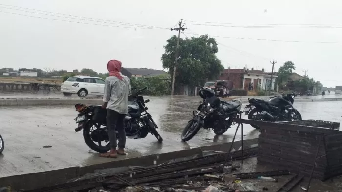Thunderstorms in this district up, Shine rained fiercely, the fall in temperature of heat relief – Badra rains bring relief from heat in Chandauli