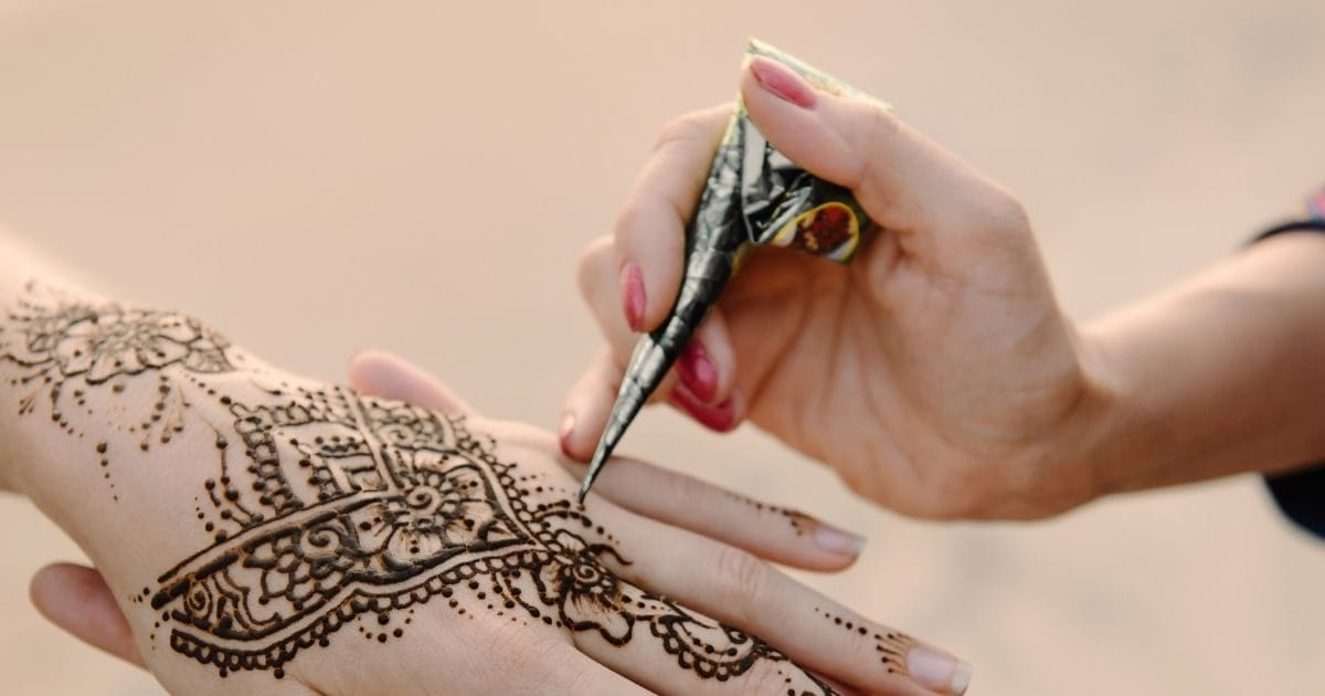 Astrology is also of the opinion that the effect of Mehndi, which applies it in Ashada, gives special happiness, gives wonderful benefits
