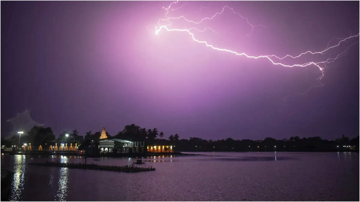 Couple dies due to heavenly lightning in Agra, heavy rain remains destruction