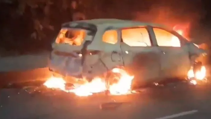 Haapur Car Fire: Motor Fire on NH -9, panic spread among drivers moving through the highway -Hapur car catches fire on NH 9 after the accident panic -struck