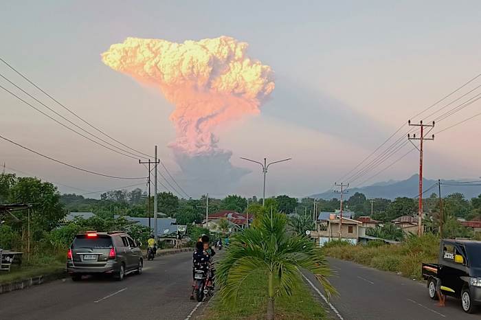 volcanic-eruption-in-indonesia-force
