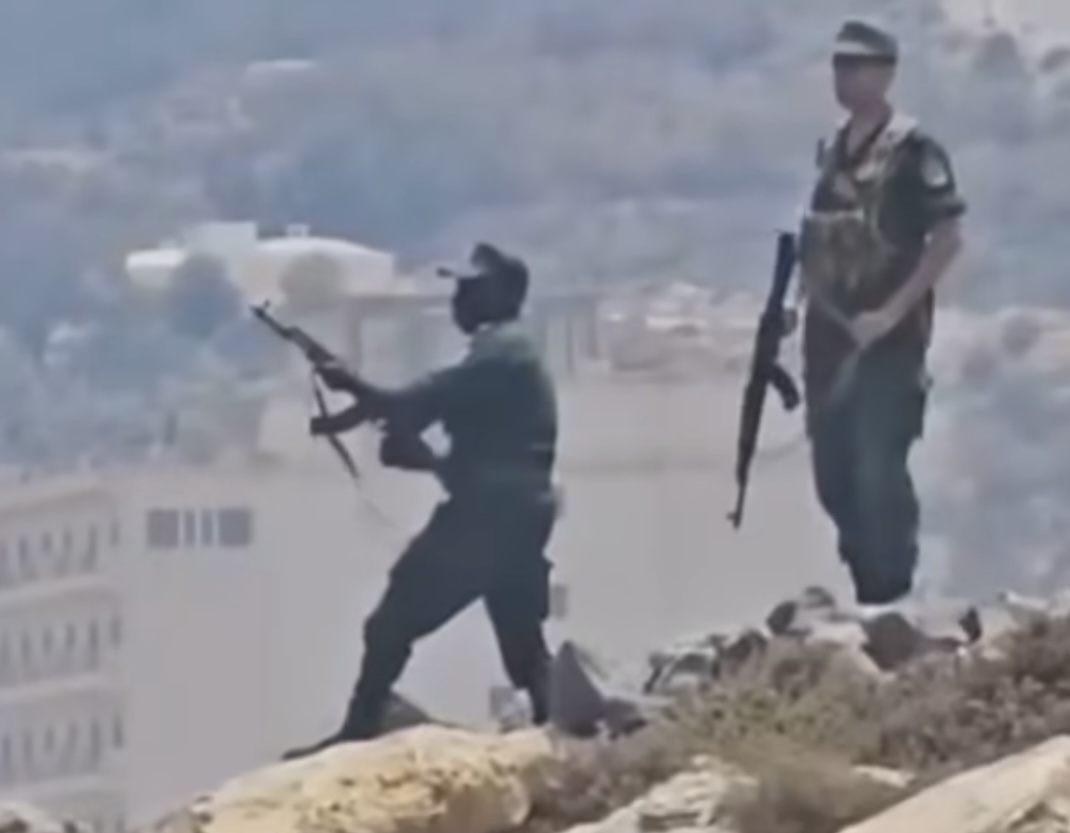 ما-القصة-؟.-جندي-جزائري-يشهر-سلاحه-على-الحدود-البحرية-المغربية-الجزائرية
