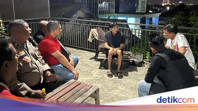 Jambi man throwing cyanide coffee into the toilet after killing the same -sex friends