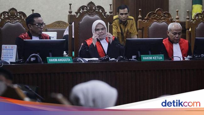 The greedy nature of the former mother officials of the property stomping RP. 1 t let the judge cry