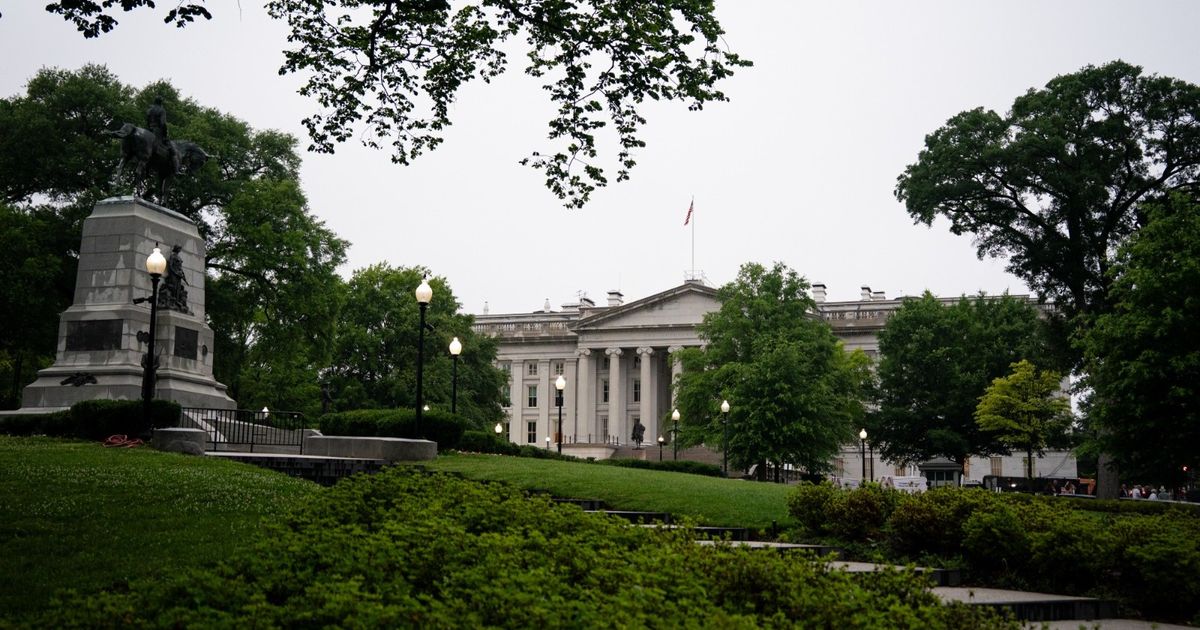 A slight decrease in foreigners’ owning US treasury effects in April