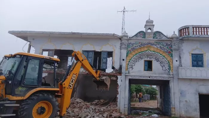 Up News: Thunder Bulldozer again in Shravasti, three Madrasas built on government land, demolished the illegal Madrasa in Shravasti Folling Court Order