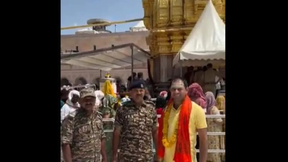Tej Pratap seen in the limited area of ​​Kashi Vishwanath Temple, command for inquiry after the video became viral