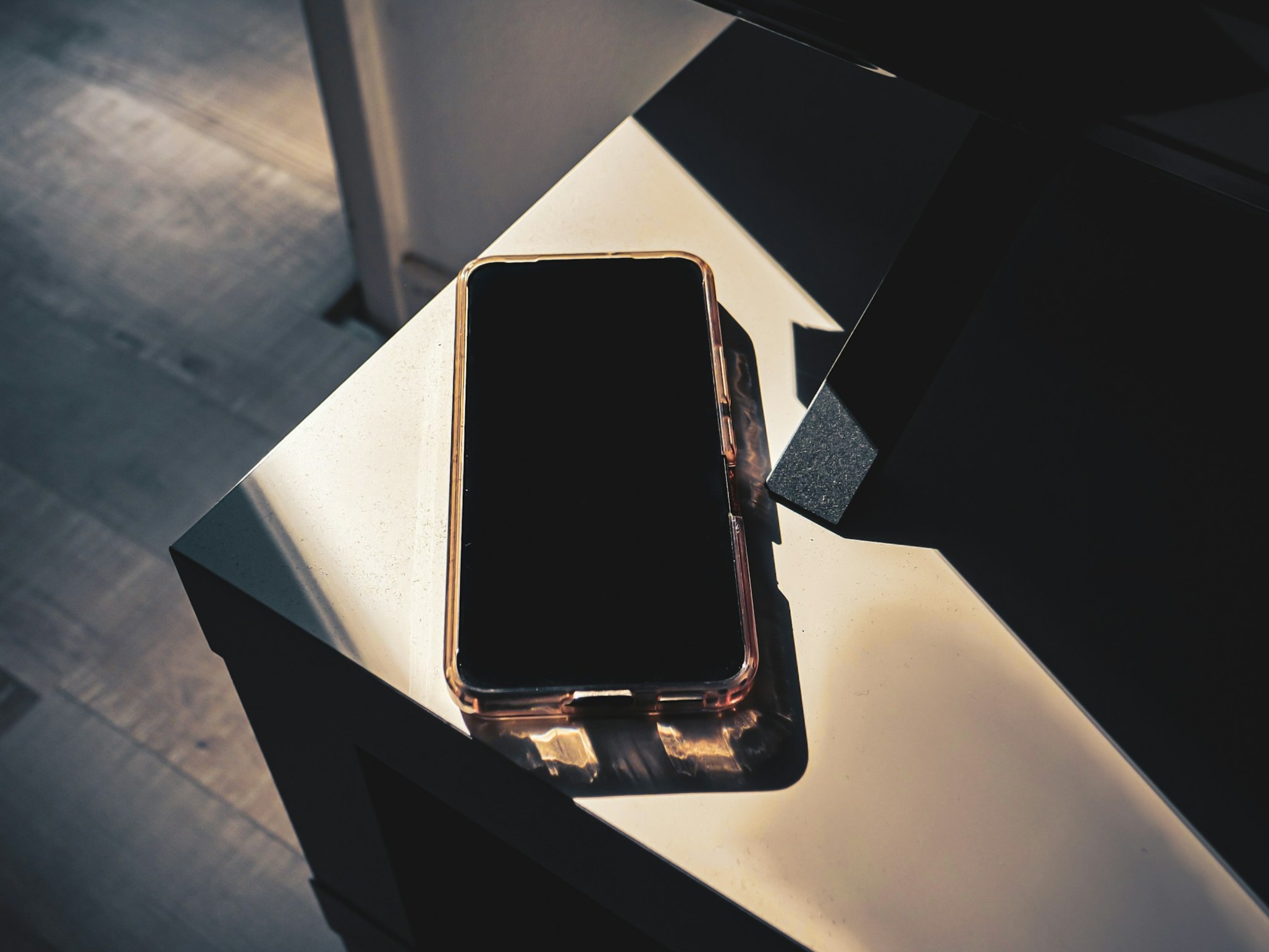 How can you protect the phone from warm?