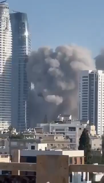 لحظة سقوط صاروخ باليستي إيراني على مجمع أبراج سكنية في #إسرائيل