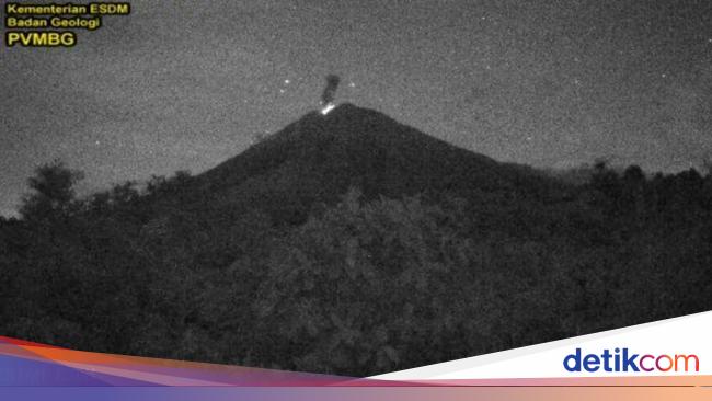 Mount semeru burst, the height of the eruption reaches 800 meters