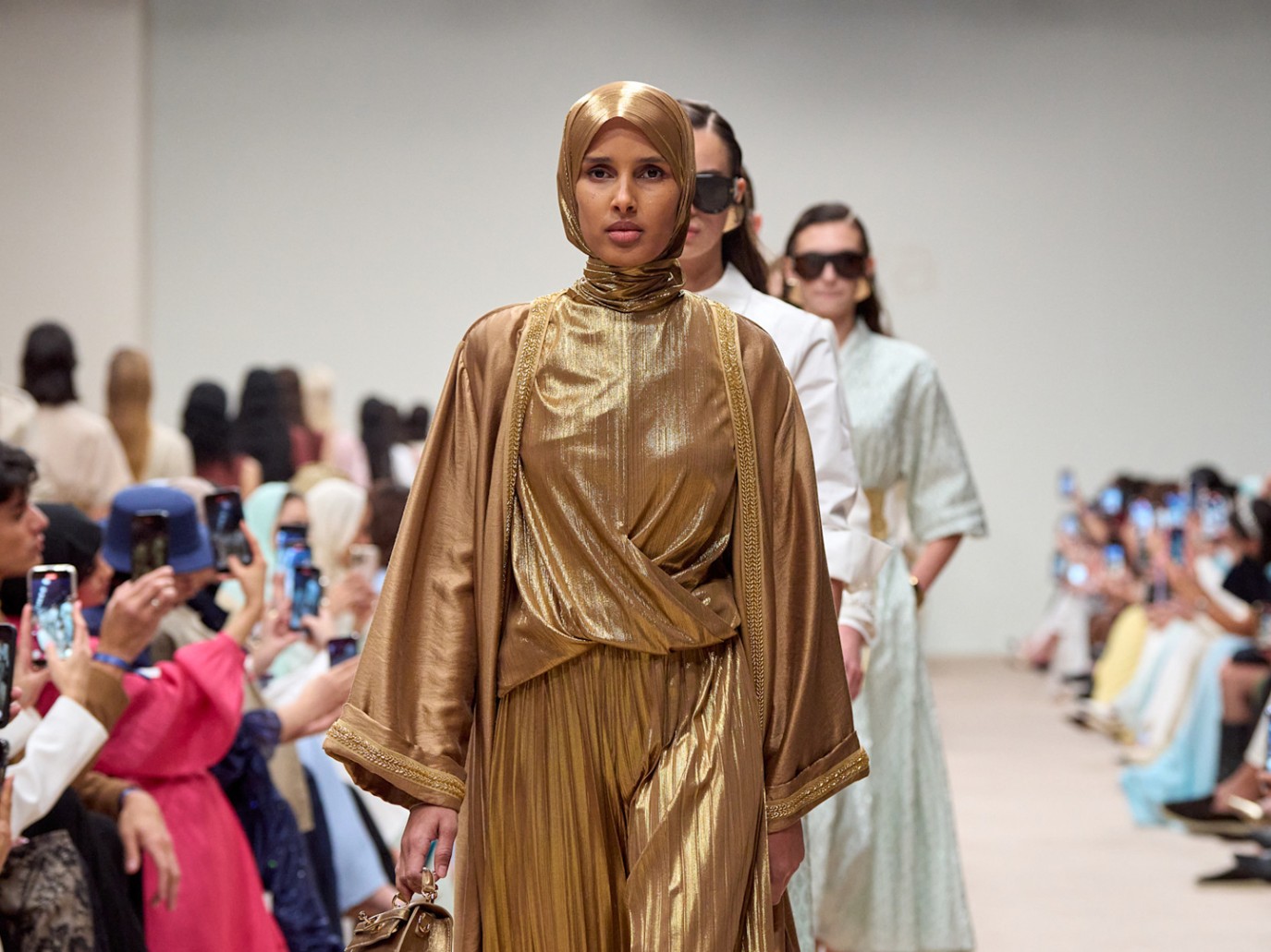 dubai-fashion-week-unearths-to-us-the-most-modern-veiled-style-traits-for-fall-2025