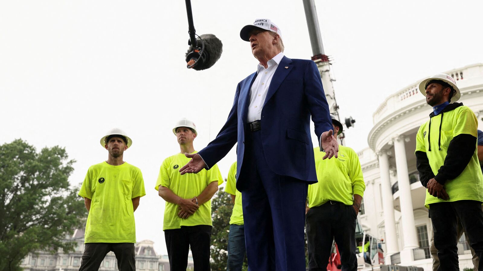 Trump is joking about the immigration status of flagpole workers at the White House: “Any illegal immigrants?” | Today news