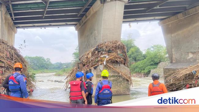 The search for youth was washed away in the Cileungsi River Bogor followed tomorrow morning