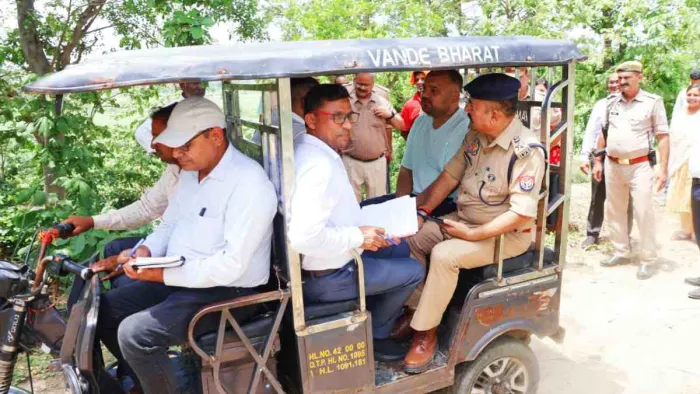 Haapur News: DM-SP Visit Kavad Marg with e-Rickshaws, showed the responsibilities